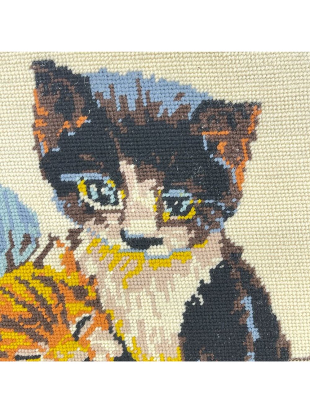 vintage hand-stitched needlepoint kitten artwork in gold oval frame - Picture 4 of 12